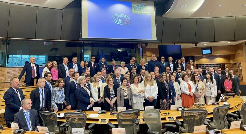 A Patrióták Európáért pártcsalád vezetői Európa versenyképességének helyreállítását, a békét és a szuverenitás védelmét sürgetik
