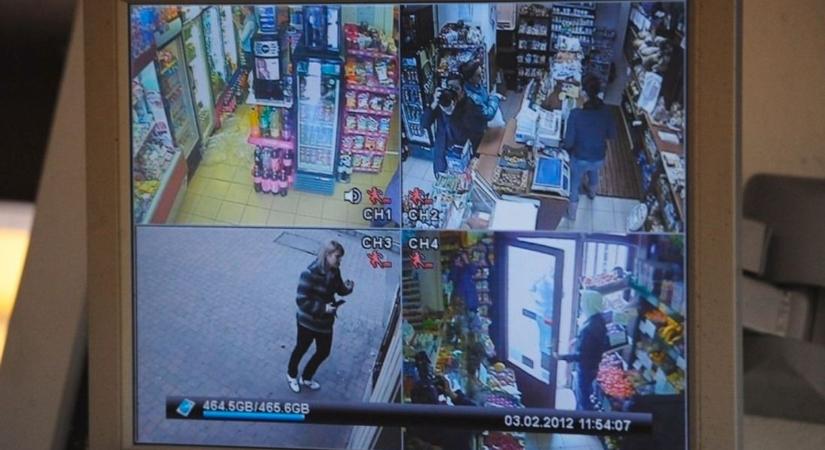 Jól bírja a piát: 68 üveg bort, 63 üveg rövidet és rengeteg sört lopott egy pécsi üzlet eladója