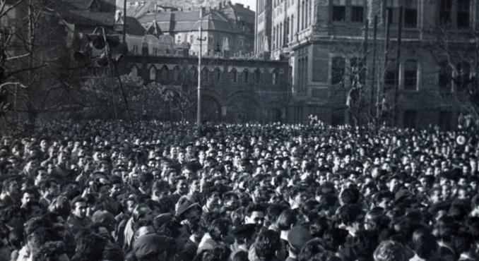 Képgaléria: így gyülekeztek az egyetemisták 1956-ban a Műegyetem udvarán
