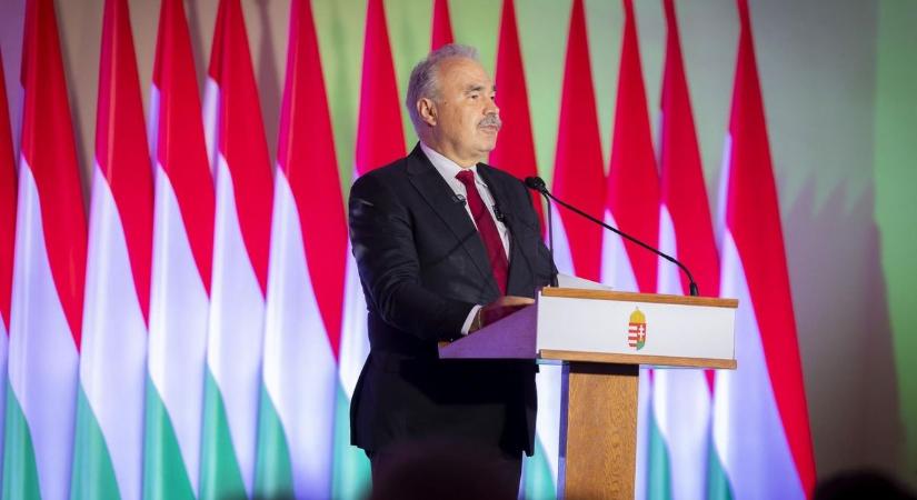 "Becsülettel, tisztességgel, hűséggel" - Komárom-Esztergom erdészei is állami kitüntetésben részesültek