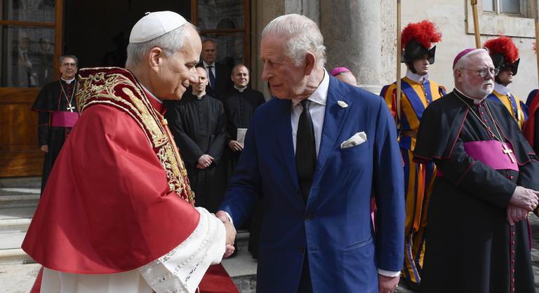 Történelmi pillanat Rómában: ötszáz éves szakadást tört meg III. Károly király