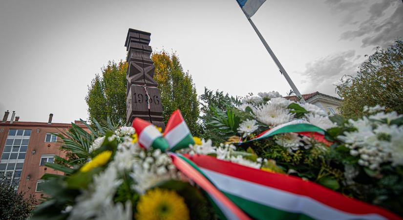Ünnepi koszorúzással tisztelegtek a hősök előtt Hajdúszoboszlón - fotókkal, videóval