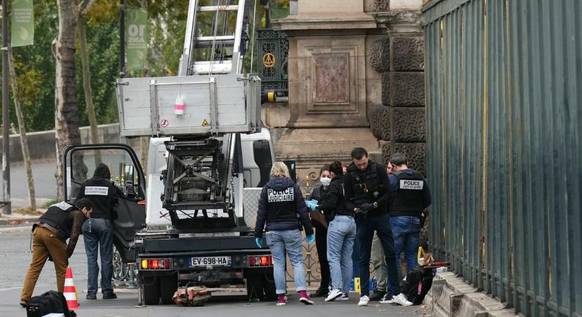 Videón a Louvre menekülő rablói