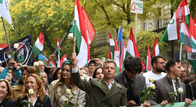 Nemzeti Menet: a Hősök tere már szinte tele van, a tömeg vége csak most indult a Deák Ferenc térről
