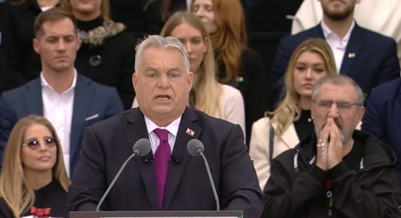 Az Orbán mögé beültetett Eperjes Károly élő adásban végigszurkolta és végigimádkozta a miniszterelnök beszédét
