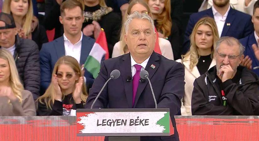 A boldogan tapsikoló Szabó Zsófival és a rózsafüzérrel imádkozó Eperjes Károllyal a háta mögött mondta el beszédét Orbán Viktor