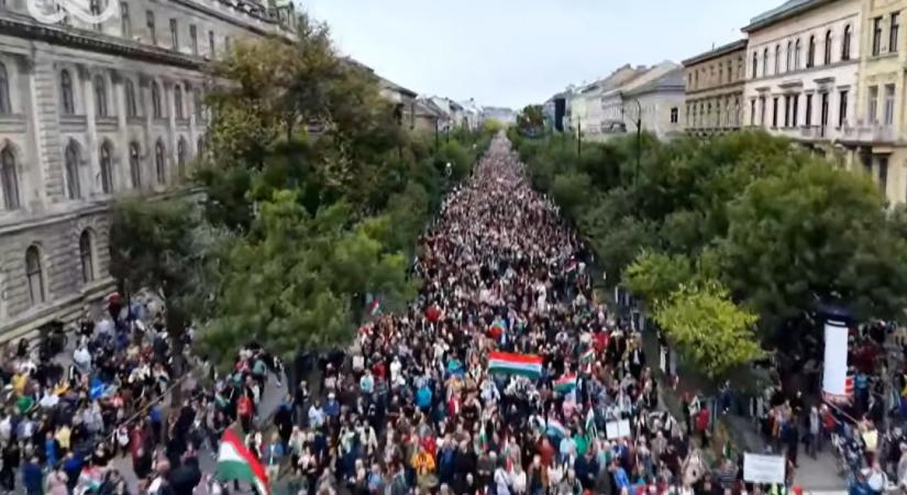 A Hősök terétől a Deák térig kitölti az Andrássy utat a Nemzeti menet