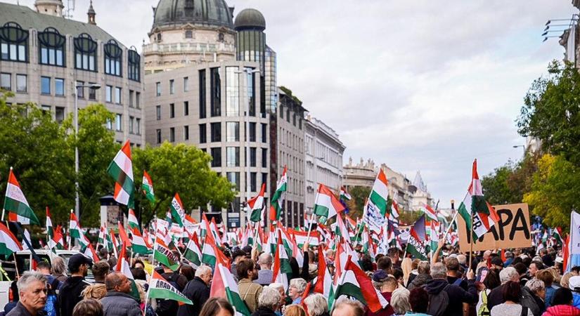 Érkezik a tömeg a Hősök terére, Magyar Péter beszédére várva