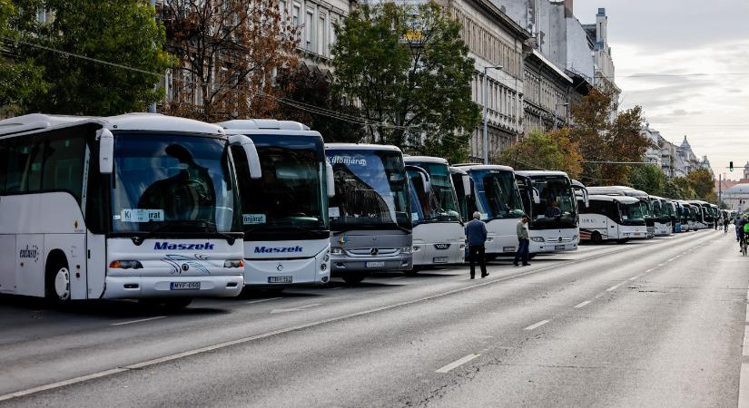 A Bazilikáig álltak a Békemenetre érkező CÖF-ös buszok
