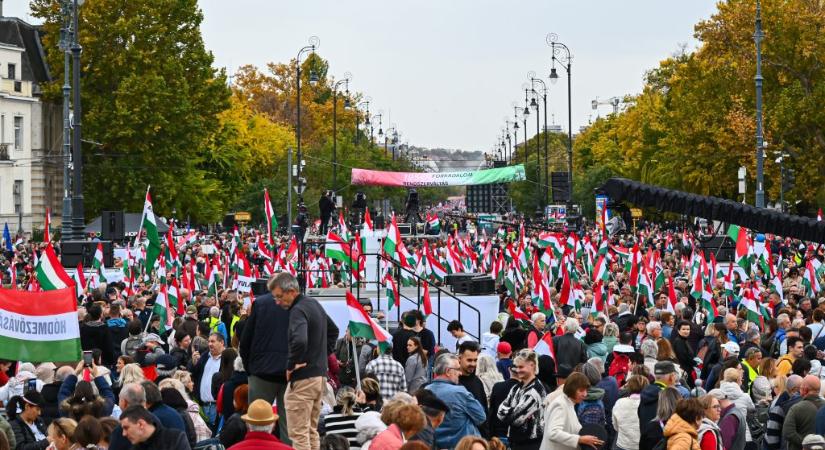 Sodró Eliza szaval, egy nőt előállítottak, mások lelépnek