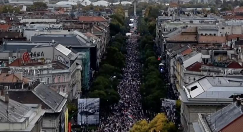 Hatalmas tömeg vonul az eső dacára a Tisza Párt nemzeti menetén