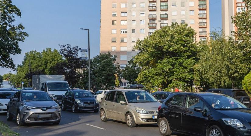 Joggal főhet a feje ennek a debreceni autósnak, durván elbántak vele a délutáni csúcsban! – fotóval!