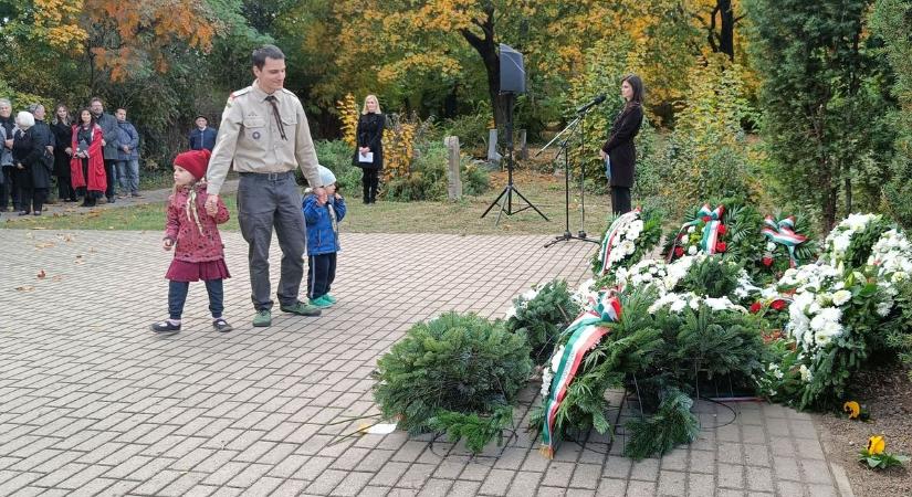 Emlékezés a kopjafánál a hősökre – galériával, videóval