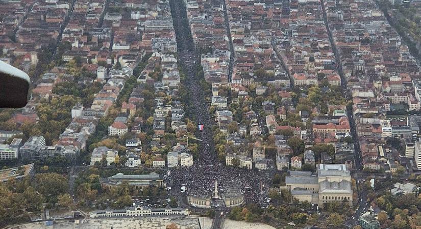 Drónozni tilos, de egy Ryanair-gépből valaki lefotózta a Nemzeti Menetet