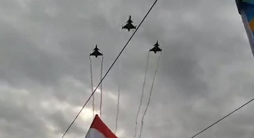 Gripen vadászgépek húztak át a Kossuth Lajos tér felett - videó