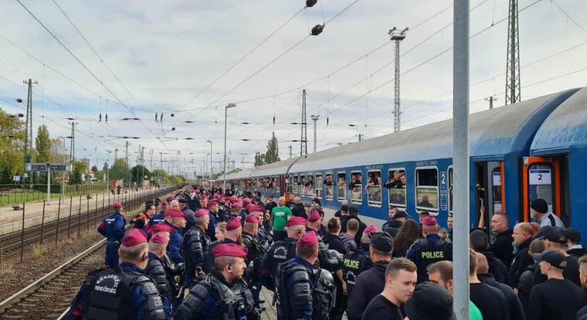 Fennakadtak az osztrák határon a Fradi-drukkerek