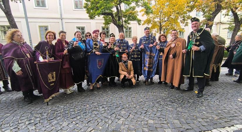 Füredi fesztivál adonyi borlovagokkal