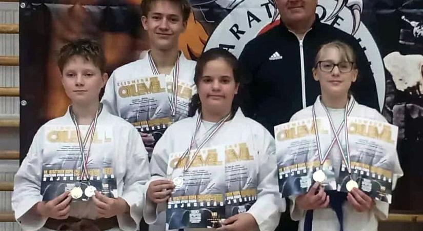 Karate-érmek Úrhidára