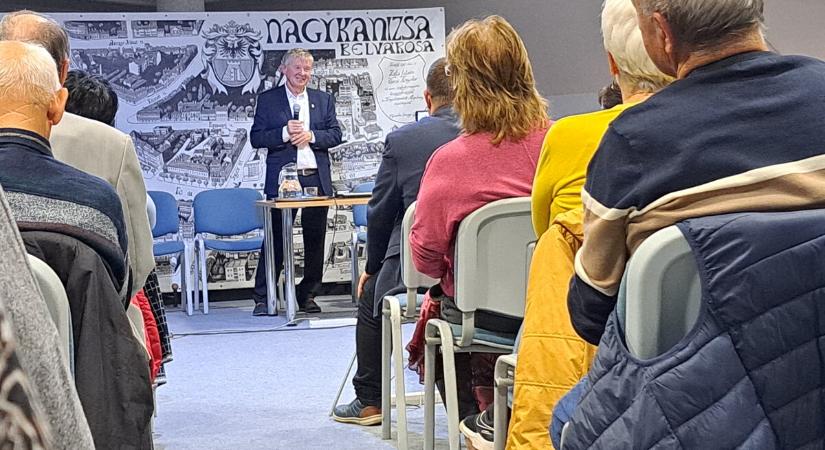 Fagylaltja mellett mesélt mesterségéről