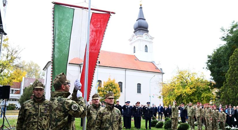 Októberi nemzeti ünnep: Szolnok is fejet hajtott 1956 feledhetetlen napjai és a forradalom mártírjai előtt - galériával, videóval