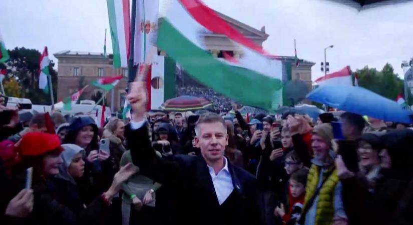 „Ezt a választást meg fogjuk nyerni, nem kicsit, nagyon!” – mondta óriási tömeg előtt a Hősök terén Magyar Péter