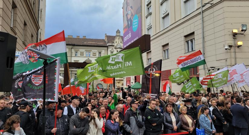 „Nem kérünk sem a régi Fideszből, sem az újból” – így ünnepelt a Mi Hazánk