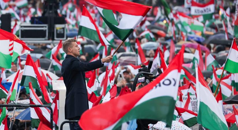 Az orbános kitűzőtől és a bábozó von der Leyentől a fáklyásmenetig – galéria a Tisza és a Fidesz október 23-i meneteiről