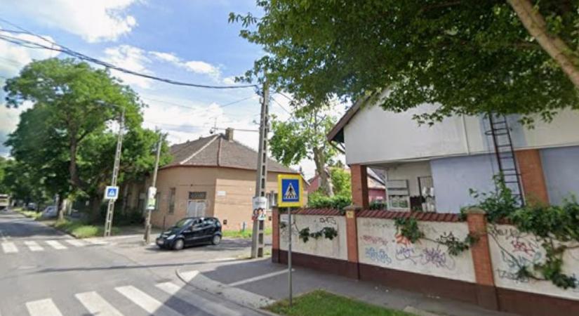 Autós üldözés Pesterzsébeten: házfalnak csapódott a menekülő sofőr