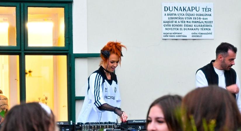 Bilincsben vitték el DJ Yaminát a stúdióból - videó