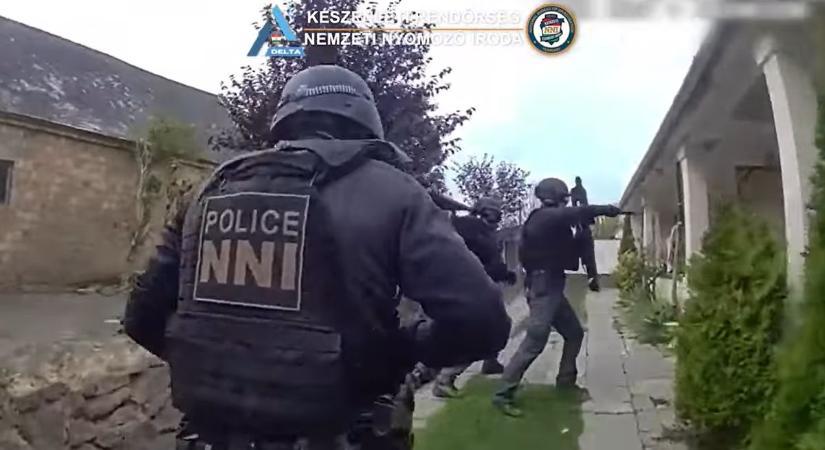 A vidéki nagyinál bújt el a toplistás bűnöző, videón a rajtaütés