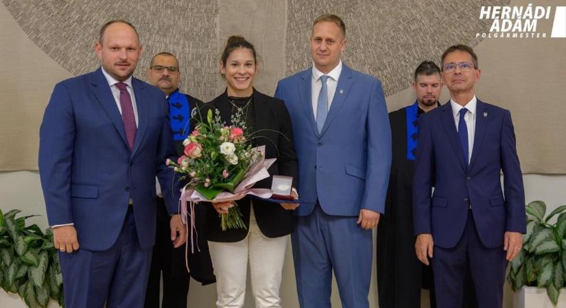 Szülővárosában tüntették ki a gyönyörű, világbajnok kajakost