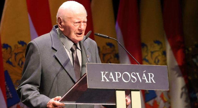 Nyugdíjas kaposvári katonatisztet tüntettek ki a Szabadságért Kaposvár Emlékéremmel