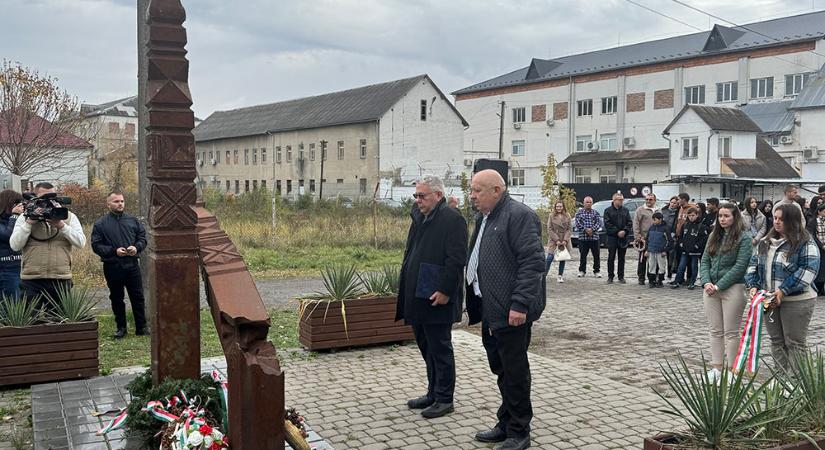 Tisztelet az ’56-os hősöknek – közös megemlékezés Beregszászban