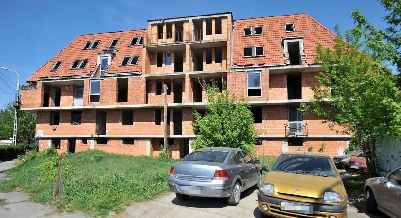 Egy 14 éves lányt keres a rendőrség, 20 éve áll félbehagyva a kecskeméti szellemház