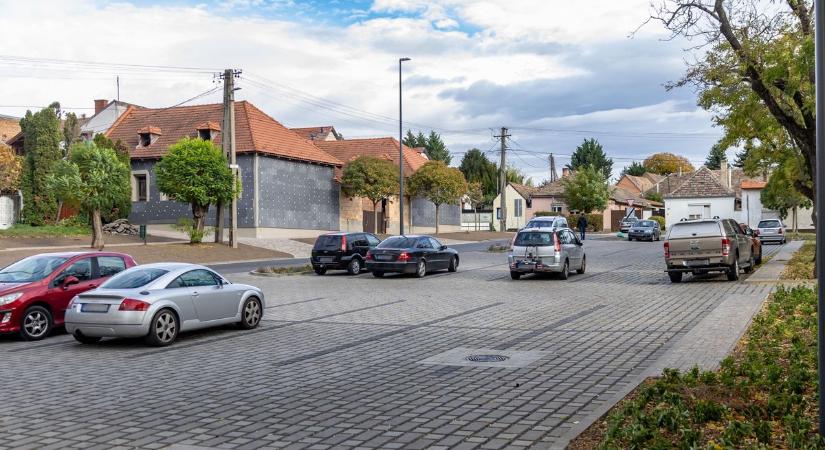 Elkészült Tata csodaparkolója – a természet is nyert vele