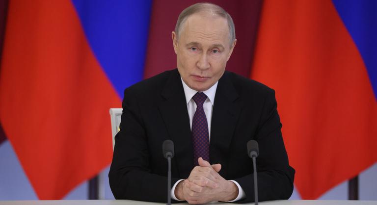 Repedezik Vlagyimir Putyin olajbirodalma, két legnagyobb partnere is kihátrál