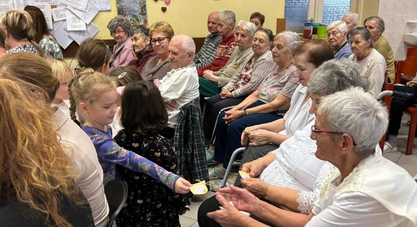 Marhapörkölttel és mulatós nótákkal koronázták meg a napot a makói idősotthon lakói