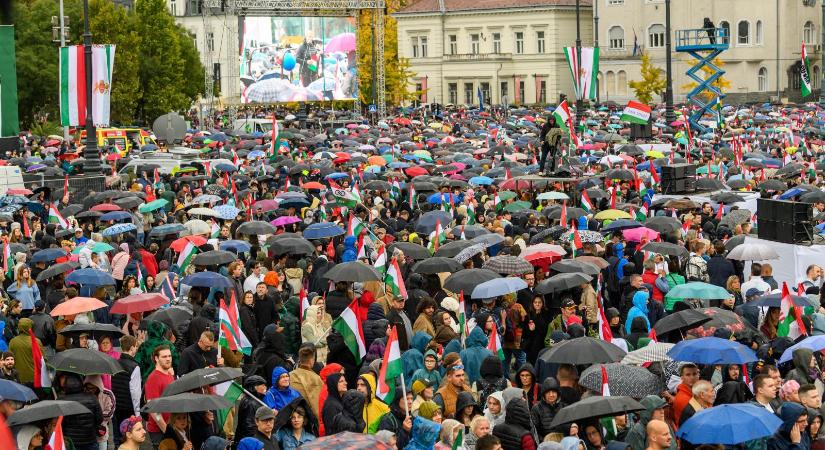 Megszámolták, több mint másfélszer annyian voltak Magyar Péter megemlékezésén, mint a fideszes Békemeneten