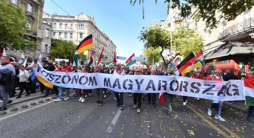„Köszönöm, Magyarország” molinóval németek is részt vettek a Békemeneten