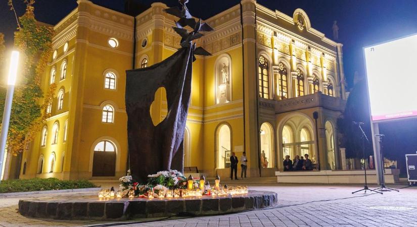 A szabadság harcosaiért égtek a mécsesek Debrecenben – fotókkal