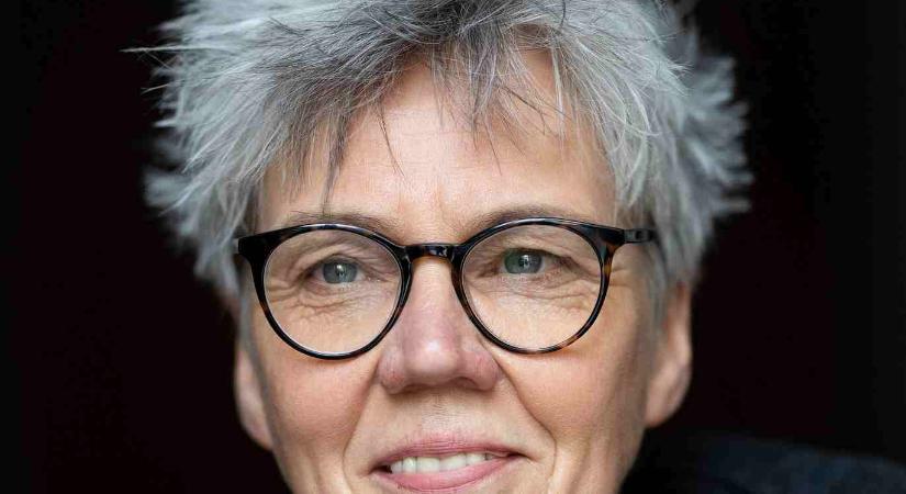 FÉNYBŐL ÉS PORBÓL Interjú Esther Kinskyvel