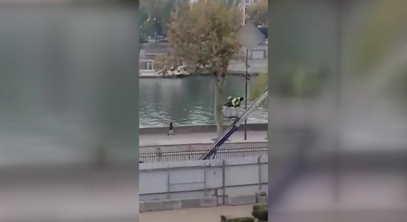 Videón a Louvre kirablói