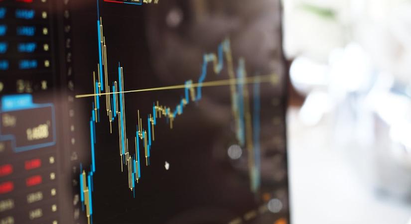 A jövő részvényei felé fordulnak a magyar befektetők – 525%-os növekedés a tech szektorban