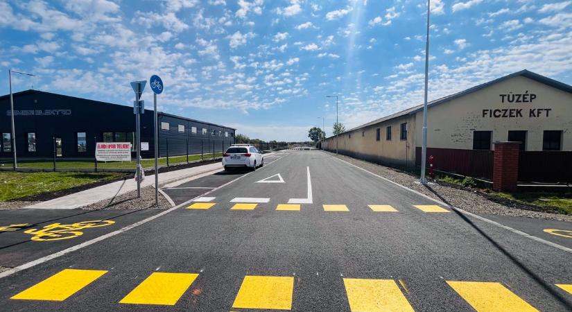 Százmilliókat költöttek fejlesztésre: ilyen lett a Jászkunság egyik meghatározó ipari parkja