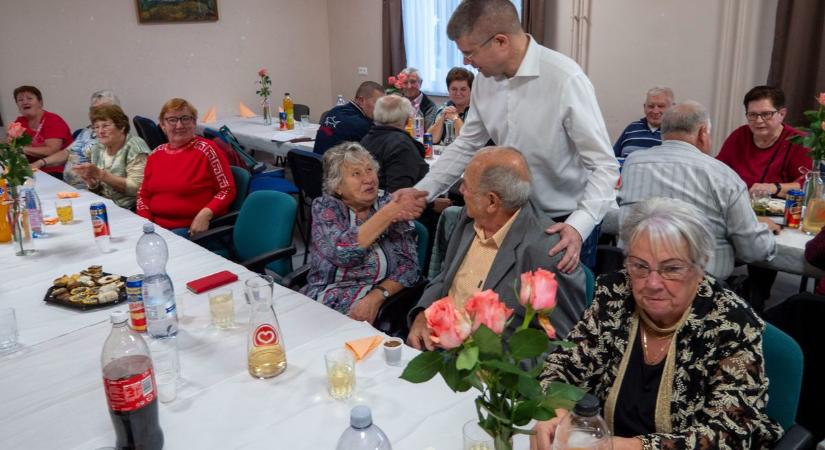 Ágh Péter is köszöntötte az időseket