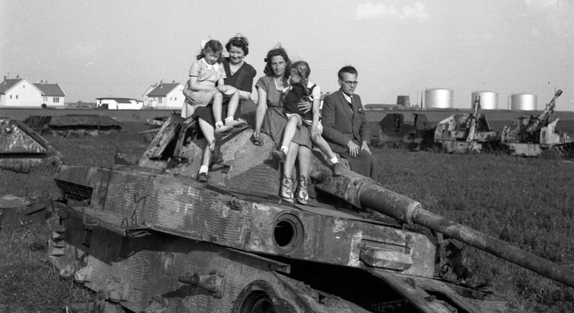Pillanatok alatt kibelezte a lakosság a mozgásképtelen Tigris tankokat