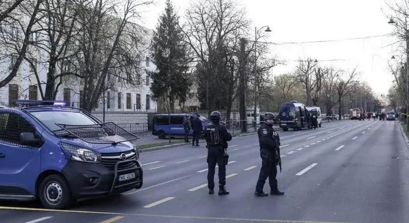 Autóval próbált nekihajtani egy férfi a bukaresti orosz nagykövetség kapujának