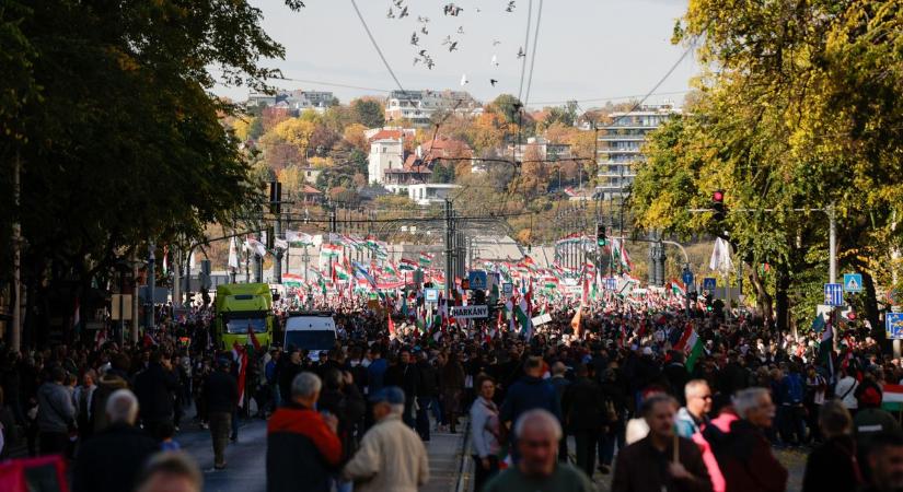 Gondolhatunk bármit a két tömeg arányáról