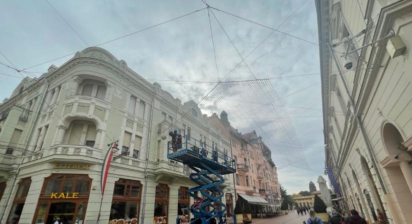 Fényfüggönyök és szarvasok költöznek a Kárász utcára, tovább készül Szeged a karácsonyra