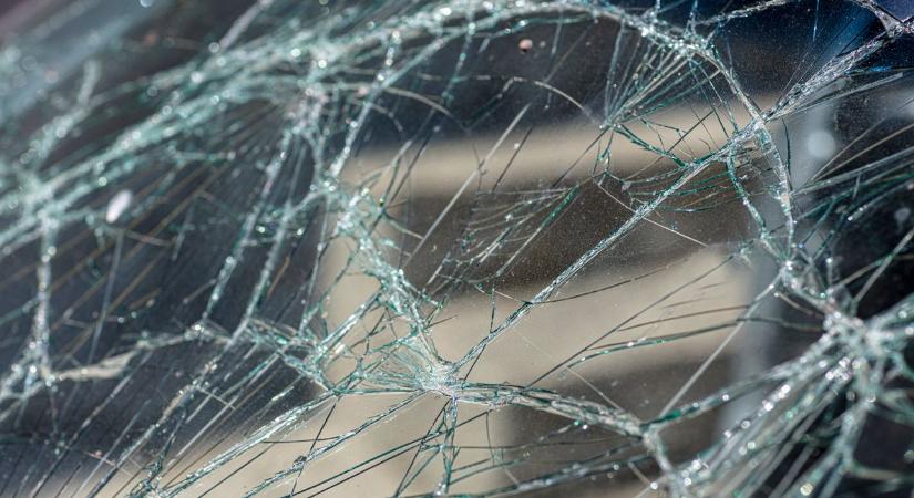 Káosz a 4-esen: Kisvárda közelében egymásba rohant két autó – útlezárás!